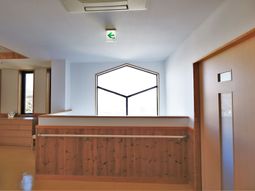 清潔感のある木製カウンター