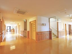 明るく広々とした廊下