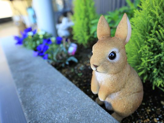 ウサギの置物と植栽