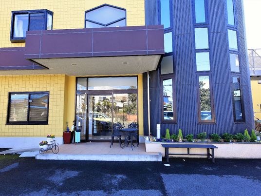 カラフルな建物のエントランス