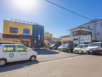 黄色い建物の外観