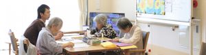 作業中のシニアたちの居室