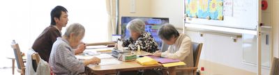 作業中のシニアたちの居室