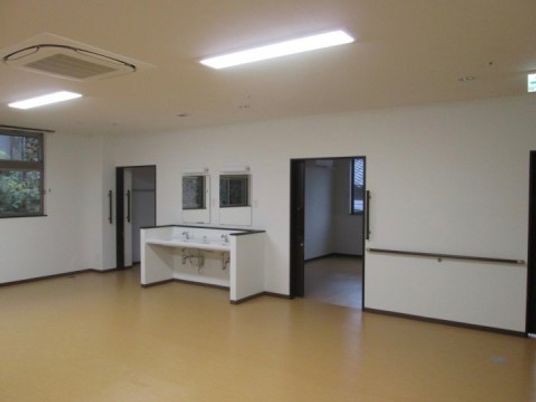 広々とした洗面所付きの部屋