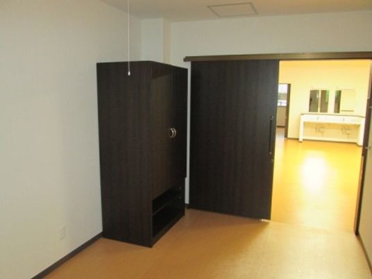 居室の入口とキッチン