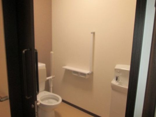 バリアフリー設計のトイレ