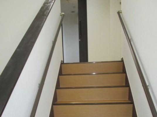 手すり付きの階段通路