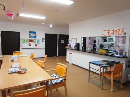 広々とした食堂空間