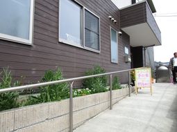 茶色の建物と手すりのエントランス