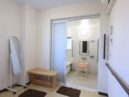 清潔な洗面台付き浴室