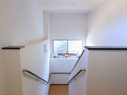 明るい階段と手すり