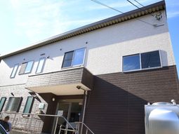 明るい外観の建物