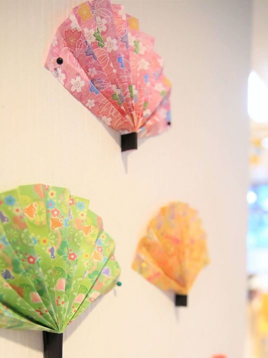 壁に飾られた和傘アート