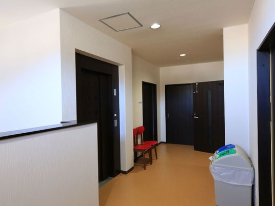 居室のドアと廊下