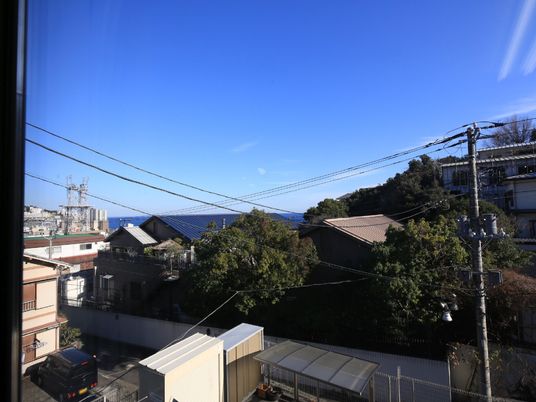 青空の眺望が広がる部屋