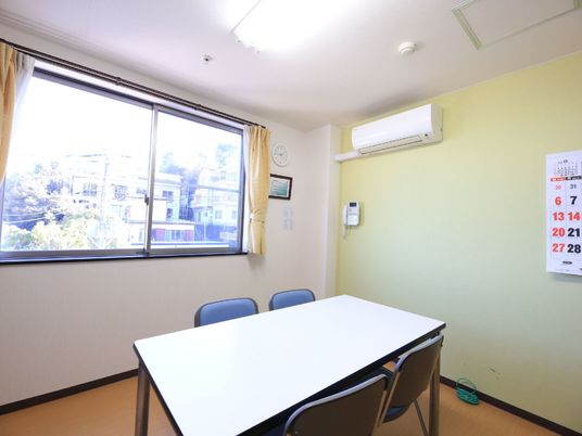 明るい部屋とテーブルの様子