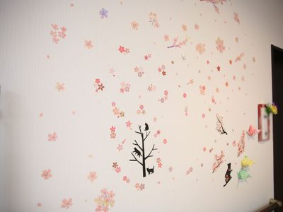 壁に花のステッカー