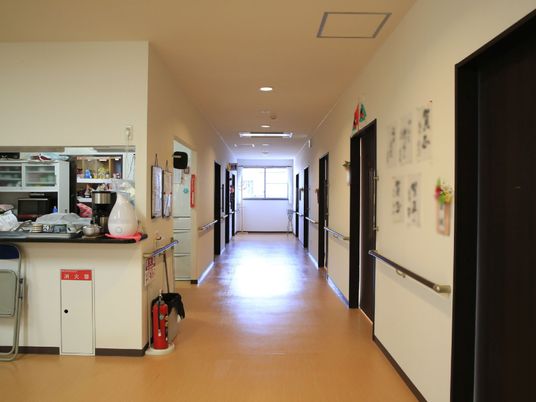 廊下の明るい空間