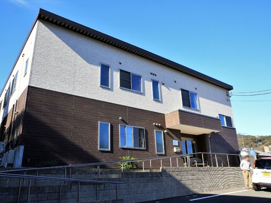 茶色の建物の外観