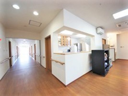 明るい廊下と受付の様子