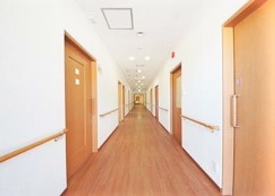 手すり付きの明るい廊下