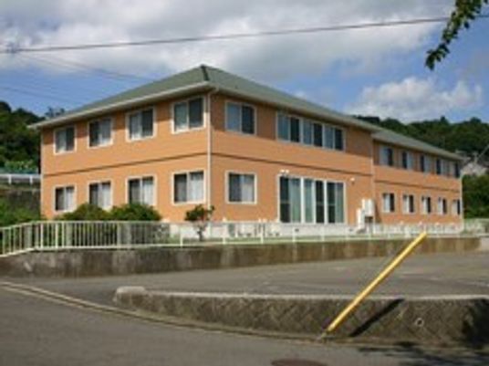 オレンジの建物と青空