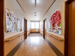 アート作品のある廊下