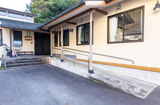 手すり付きの施設入口