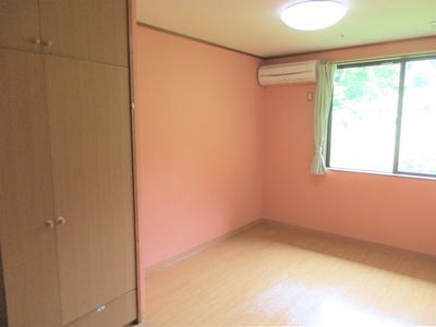ピンク壁の明るい居室