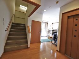 居室エントランスと階段