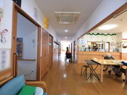 明るい廊下と利用者