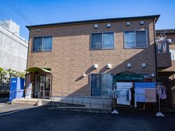 明るい日差しの建物外観