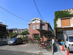 明るい日差しの家外観