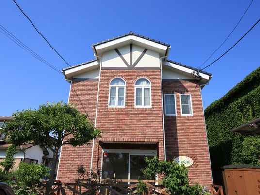 緑あふれる家の外観