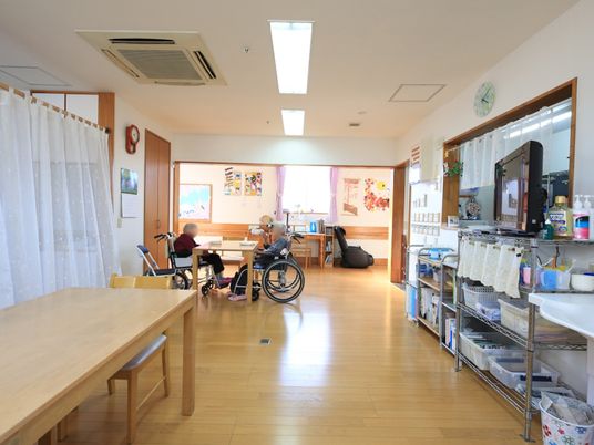 明るい居間の様子