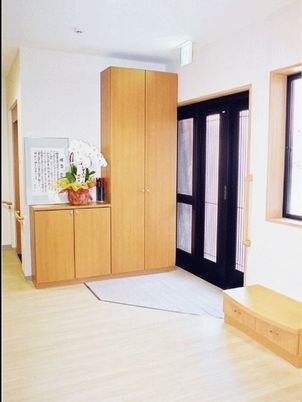 エントランスに花と掲示物