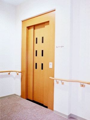 手すり付きのエレベーター