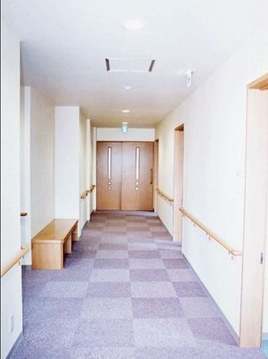 清潔な施設の廊下