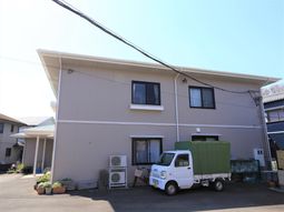 明るい外観の建物