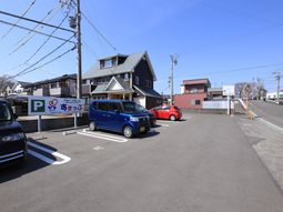 明るい外観の建物エントランス