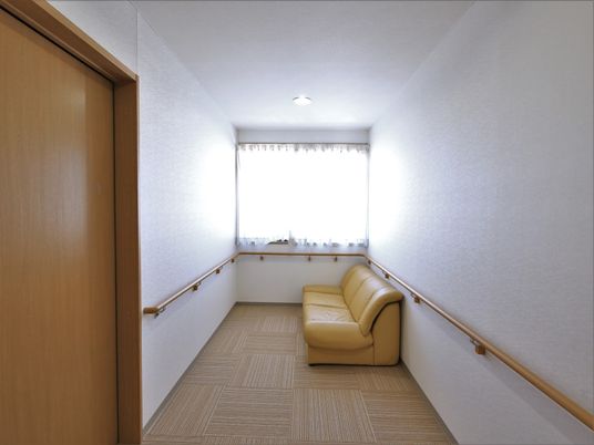 廊下に設置されたソファー