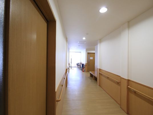 清潔な施設の廊下