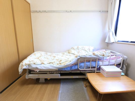 調整可能なベッドのある居室