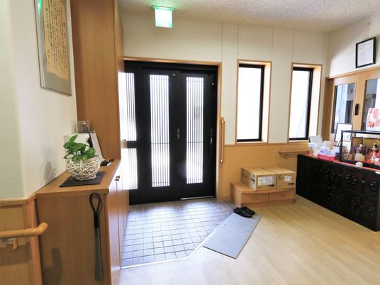 エントランスの清潔な空間