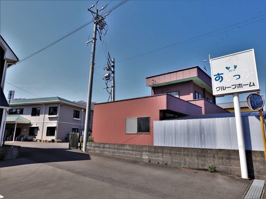 施設外観と看板
