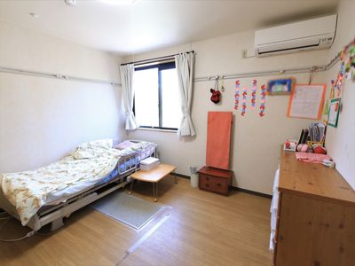 個室の明るい居室