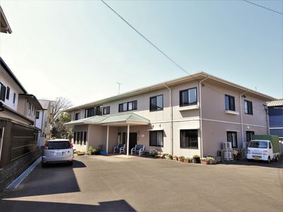 広々としたエントランス前