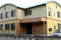 明るい外観の建物エントランス