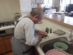キッチンで作業する人