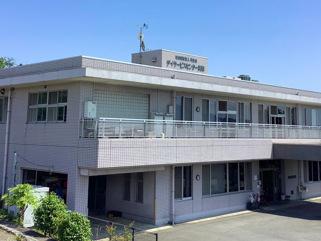 二階建ての外観 外観 二階建ての施設は、緑に囲まれた静かな環境にあります。働きやすい職場を求める方に最適です。